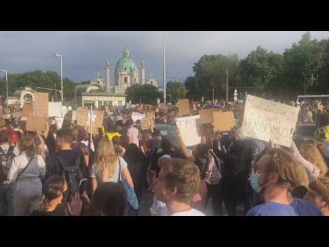 Thousands of people demonstrate in Vienna against racism
