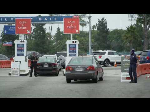 Los Angeles: hundreds of cars arrives at coronavirus testing center at Dodger Stadium