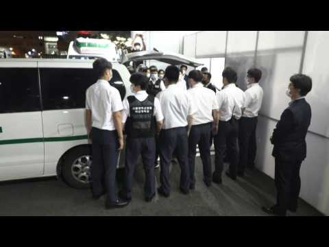 Van carrying the body of deceased Seoul mayor arrives at hospital