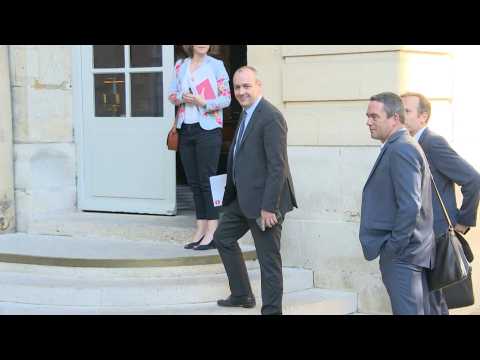 French PM welcomes trade unions to Matignon
