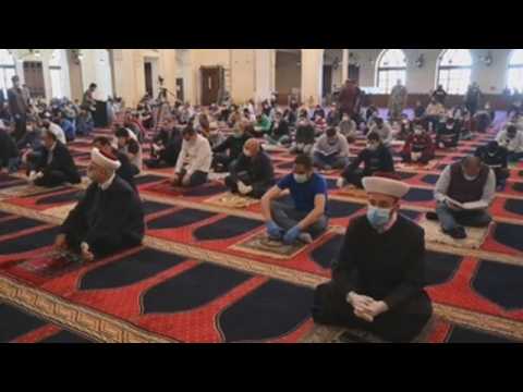 Muslims pray with masks and gloves in mosques in Lebanon