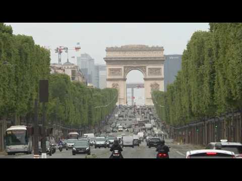 Traffic returns to Paris' Avenue du Champs-Élysées