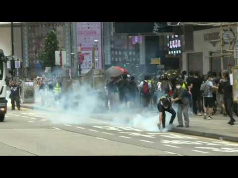 Hong Kong: police fire tear gas in fresh round of protests