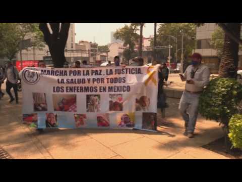 Mexican parents demand cancer treatments for their children