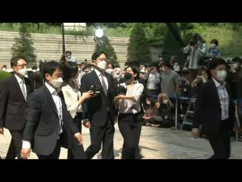 Samsung heir Lee Jae-yong arrives at court for arrest warrant ruling