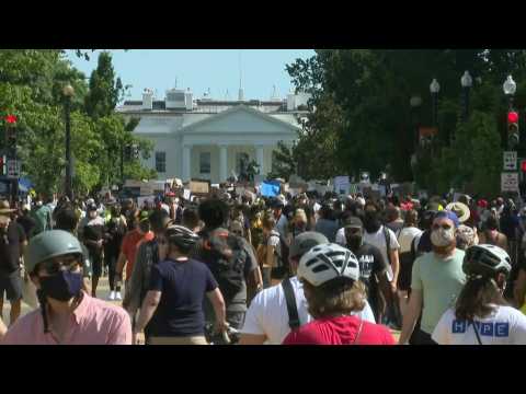 Large crowds of protesters gather peacefully at White House