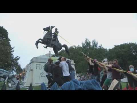 Police push back protestors trying to topple statue of former US president