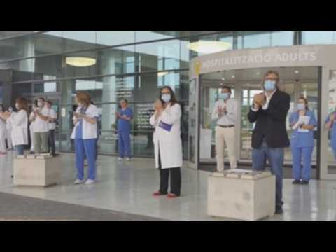 Spanish health workers pay tribute to colleagues who died of coronavirus