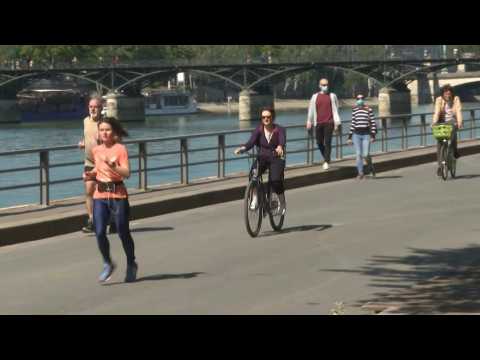 Paris joggers, cyclists return en masse to banks of the Seine