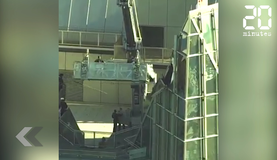 Le Rewind: Des laveurs de vitres pris au piège par une nacelle qui se balançait à plus de 250 mètres de haut