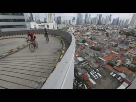Mall in Jakarta opens doors for cyclists amid pandemic