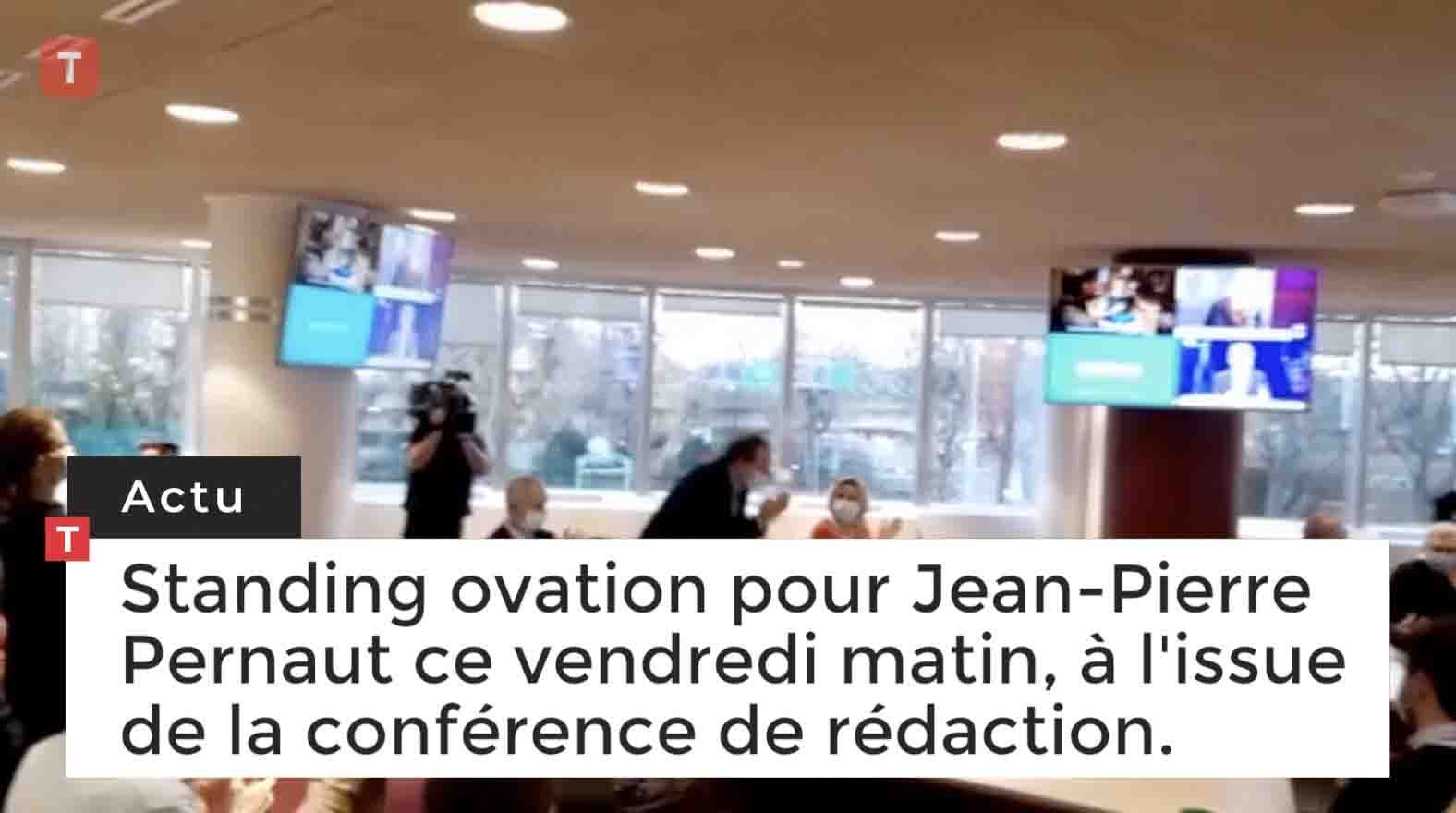 Standing ovation pour Jean-Pierre Pernaut ce vendredi matin, à l'issue de la conférence de rédaction. (Le Télégramme)