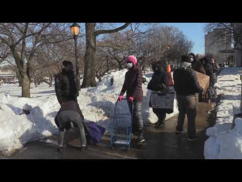 Queens distributes food to neighbors affected by the pandemic