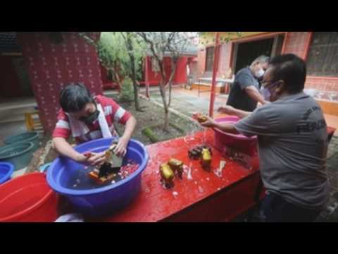 Indonesian-Chineses clean up temple to welcome Lunar New Year