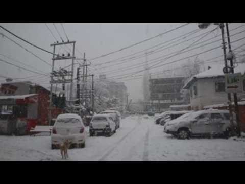 Heavy snowfall in Indian Kashmir brings traffic to a halt on Srinagar-Jammu highway