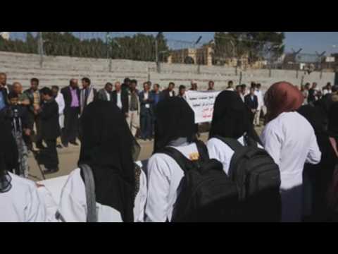 Health workers in Yemen protest lack of fuel