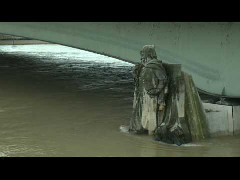 Water levels reach 4.30m in Paris, Seine floods its banks
