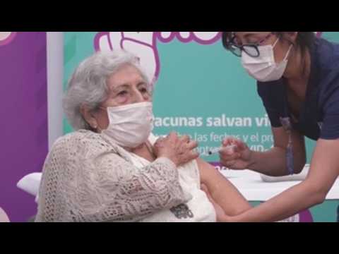 Chile begins mass vaccination campaign