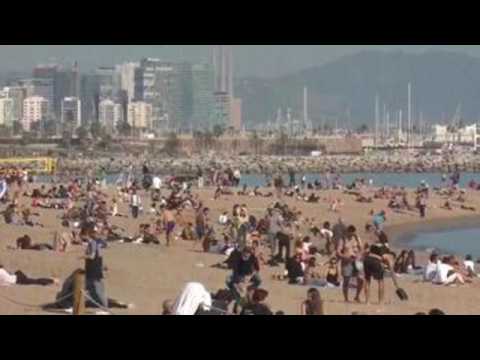 Crowds gather in Barcelona beaches due to pleasant weather