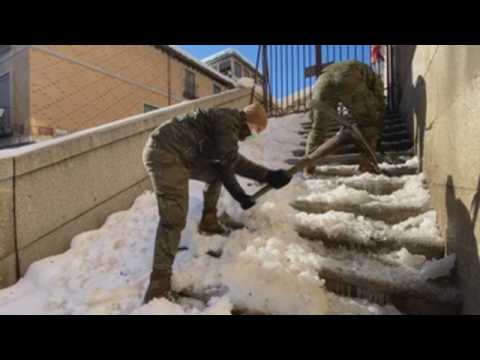 Army helps clear of snow streets of Toledo, Spain