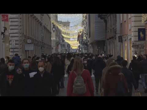 Crowds in Rome for Christmas shopping