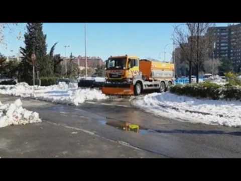 Works to clear snow continue in Madrid