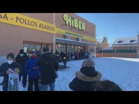 Long queues at supermarkets and snow clearing in Madrid