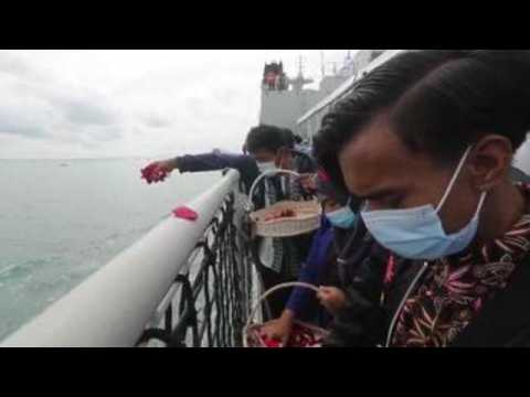 Relatives of plane's victims throw flowers into Java sea