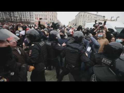 Russian police arrest hundreds during pro-Navalny protests