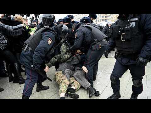 Police clash with protesters at pro-Navalny demonstration
