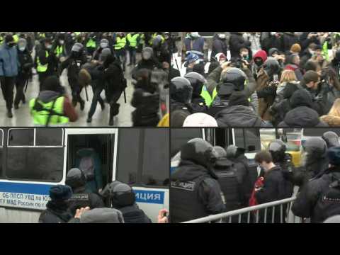 Moscow police start detaining Navalny supporters at rally