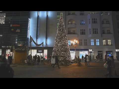 Berlin residents go Christmas shopping before "hard lockdown"