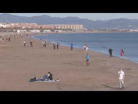 Crowded beaches in Valencia due to high temperatures