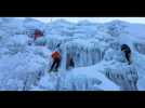 L'art d'escalader une cascade de glace artificielle