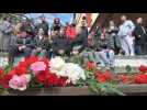 Grèce: des fleurs déposées sur les rails de la gare de Rapsani en hommage aux victimes