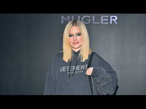 VIDEO : Avril Lavigne : ce baiser qui confirme sa romance avec Tyga