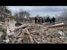 Ukraine: près de Lviv, les habitants fouillent les décombres après des frappes russes