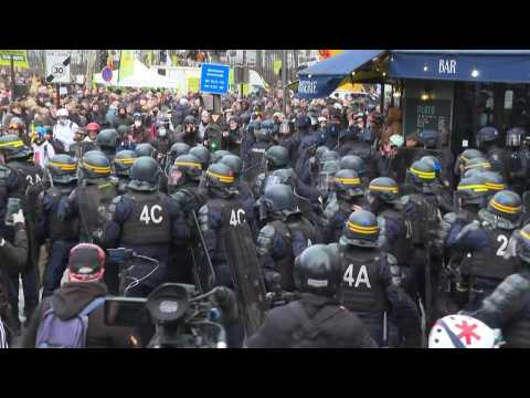 Clashes in Paris on the fringes of the demonstration against the pension reform