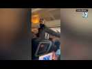 Un passager tente d'ouvrir la porte d'un avion en plein vol et attaque le personnel de bord