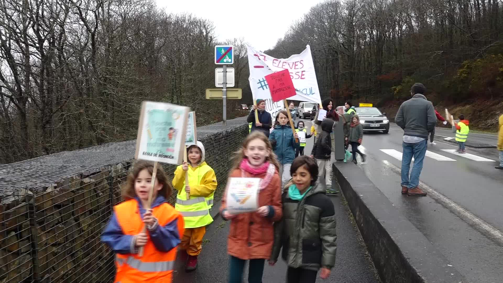 Les habitants de Rosnoën manifestent au pont de Térénez contre la fermeture de classe de l'école du Roz (Tébéo-TébéSud)