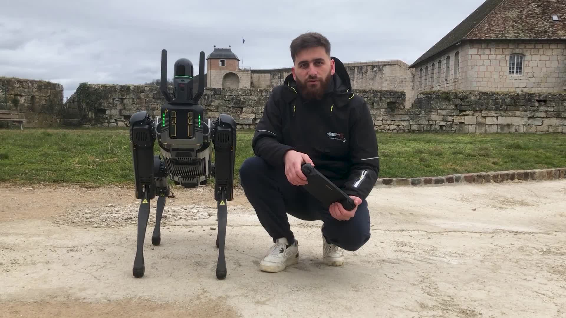 VIDÉO - Rocket, le chien robot qui sillonne la Citadelle de Besançon -  France Bleu