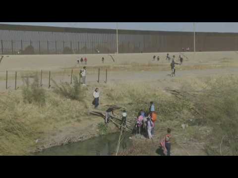 Migrants attempt to cross Mexico-US border at Ciudad Juarez