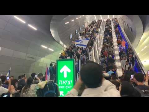 Hundreds of right-wing protesters arrive at Jerusalem train station