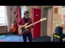 Rémi Gadret teste sa basse fabriquée par l'un de ses élèves