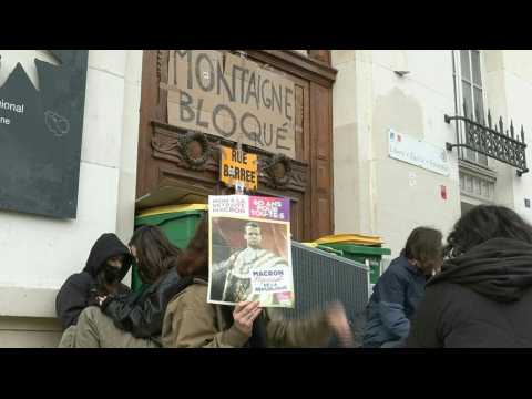 Pension reform: Paris school blocked on 10th day of protests