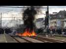 Feu sur les rails, les manifestants amènent de nouvelles poubelles