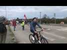 Le rond-point d'Atlantheix à Vannes bloqué par les manifestants