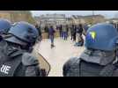 Retraites : des manifestants chantent La Marseillaise face aux forces de l'ordre à Charleville-Mézières