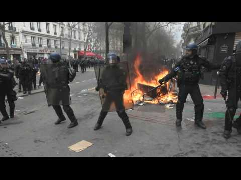 First clashes in the Parisian march against pension reform