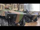 VIDEO. Les militaires installent les véhicules de combat place du Jet-d'eau